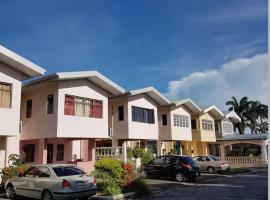 Comfortable 3bedroom townhouse, hotel en Curepe