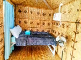 Hilltop chalet, with AC, private bathroom, kitchen & balcony with views, hotel in Coron