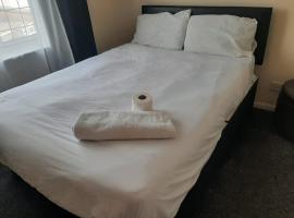 Lodge near Merry Hill Shopping centre, hotel a Delph