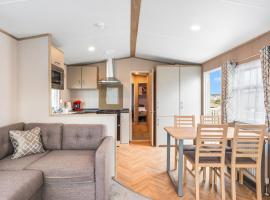 Beachside Bliss Family Retreat - Camber Sands Holiday Park, campsite in Camber