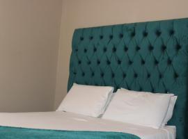 CHIC Alberton Guest House, villa in Alberton