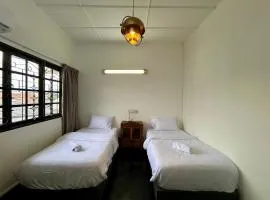 Cozy Twin Bedroom Homestay in Shared Bungalow SS2 PJ