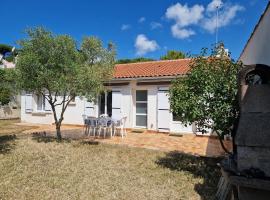 Maison de la Frandière-98m2-6 pers-3 ch-2 sdb-2 WC-Wi-fi-500 mètres de la plage, Hotel in Barbâtre