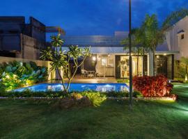 The Garden Haven by StayJade2BHKACPoolLawn, hotel in Berikai