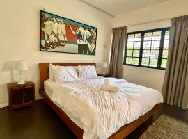 Cozy Family Homestay 2BR with Balcony in Shared Bungalow SS2 PJ, bungalow em Petaling Jaya