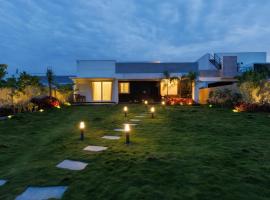 The Garden Retreat by StayJadePool2BHKLawn, hotel in Berikai