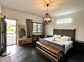 Cozy Homestay King Bed withBalcony in Shared Bungalow SS2 PJ, hotel v destinaci Petaling Jaya