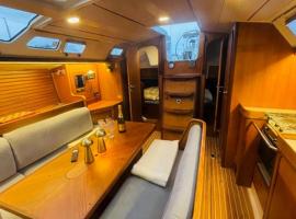 Sailboat 39ft Sleep 6 in Heart of City Centre in Fredrikstad, hotel em Fredrikstad