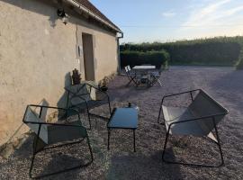 Gite de la marquaterie, hotel in Bourbon-lʼArchambault