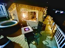 Holiday Home with Hot Tub Cornish Country SeaSide, Hotel in Porth