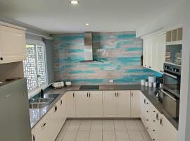 Carefree Comfort, hotel in Deception Bay