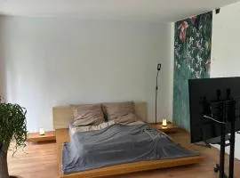 Separate Area mit Schlafzimmer und Badezimmer