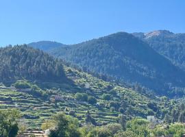 Room with amazing view on mountain Tidghine Ketama, hotel en Ketama