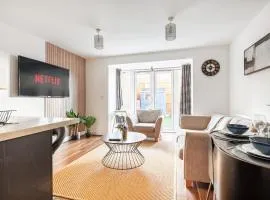 Spacious 5 Bed, Sleeps 10 with Parking, Contractors & Family Haven