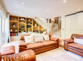 Luxury Home, spectacular grounds, pool & hot tub, hotel v destinaci Woodmancote