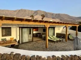 Daidas Beach House - with hot whirlpool in Famara