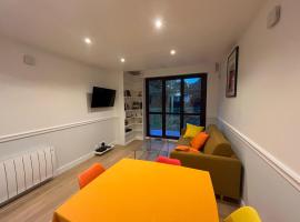 Suresnes 3 cozy rooms refurbished and parking!、シュレーヌのホテル