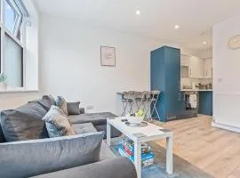 Modern 2 Bedroom Apt in City Centre Free Parking with Fast WiFi Near Arena