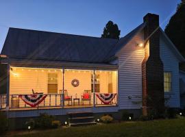Mamaws Place -Cozy Farmhouse in Mtn City TN-Near Boone, Damascus and Doe Mtn, ξενοδοχείο σε Mountain City