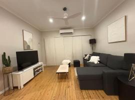 Sunny Lawn Retreat Central Spacious Backyard, hotel v destinaci Armidale