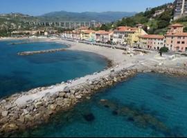 La casetta di Marta sul mare, hotel in Imperia