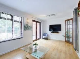 Spacious & Bright 3 Bedroom House in Peterborough