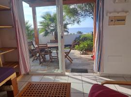 Beautiful small bungalow, amazing views and garden, hotel em Famara
