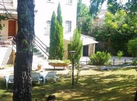 Casa rural El rincón de Gredos, khách sạn ở Navaluenga