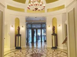 Taj 2 bed Suite - deluxe with lounge, kitchen & stunning Table Mtn views near top floor