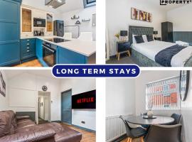 Contractor Ready with parking in S10, sleeps 6, ξενοδοχείο σε Walkly