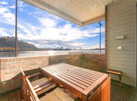 3BR S&oslash;rengkaia Waterfront Apt w Balcony, hotel de playa en Oslo