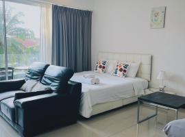 CHIC Beautiful apartment by the seaside, terrace, pool, free gym، فندق في شاطئ كارون