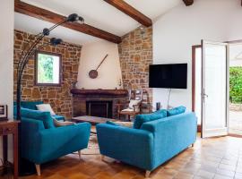 Maison bord de mer piscine et clim, hotel em Bandol