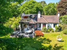 Pass the Keys Acorn Lodge · Luxury Retreat In a Stunning Oasis With Hot Tub