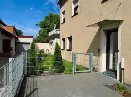 Ferienwohnung mit Garten und Parkplatz mitten in Neumarkt