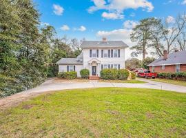 The Terry Sanford Guest House Apt A, hotel em Fayetteville