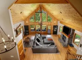 Iron Mountain - Spacious Secluded Lodge with Hot Tub & Game Room