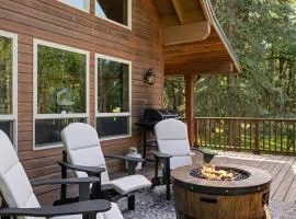 Iron Mountain - Spacious Secluded Lodge with Hot Tub & Game Room
