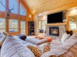 Iron Mountain - Spacious Secluded Lodge with Hot Tub & Game Room