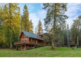 Iron Mountain - Spacious Secluded Lodge with Hot Tub & Game Room