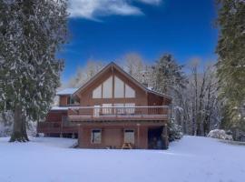 Iron Mountain - Spacious Secluded Lodge with Hot Tub & Game Room, hotel di Sandy