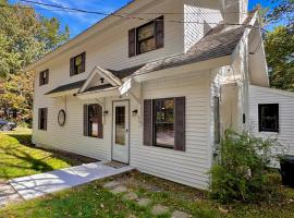 Warm Cabin Escape near Loon Mountain, Ice Castles and Cannon Mountain, hotel in Woodstock