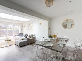 Karazo LTD - Luxurious contractor and family friendly 4 bedroom in Croydon with Parking, hotel v destinaci Croydon