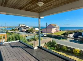 Luxury Family Beach House with Sea Views -Sleeps 8, hotel in Rhosneigr