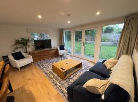 Little Foxwood - Garden Lodge with Sauna, hotel in Godalming