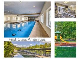 Stunning Water View - Pet Friendly Indoor Pool, ξενοδοχείο σε Μπράνσον