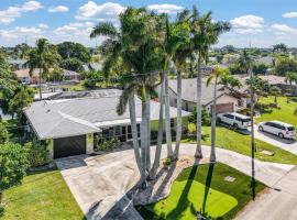 Waterfront Caribbean-Vibe Paradise with Heated Pool and Boat Dock, hôtel à Cape Coral