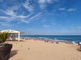 Beachfront Bungalow In La Mata, Torrevieja, hotel in Torrevieja