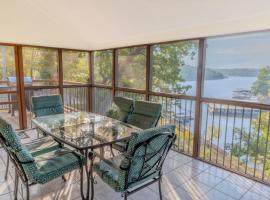 Lakefront Haven with Private Dock, hotel v destinaci Lake Ozark