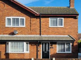 3 Bedroom Village Stay - Comfort & Charm in Yorkshire, hotel in Kippax